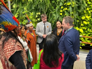 Foto de líderes indígenas junto al ministro del ambiente de Canadá