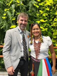 Marisol García, presidenta de FEPIKECHA, junto al ministro del ambiente de Canadá, Steven Guilbeault.